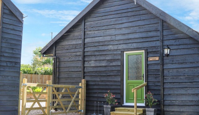 WOODPECKER LODGE, pet friendly, character holiday cottage in Langport