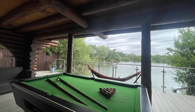 Woodpecker two storey log cabin with a pizza oven,bbq,hot tub, pool table, fishing peg@tattershall