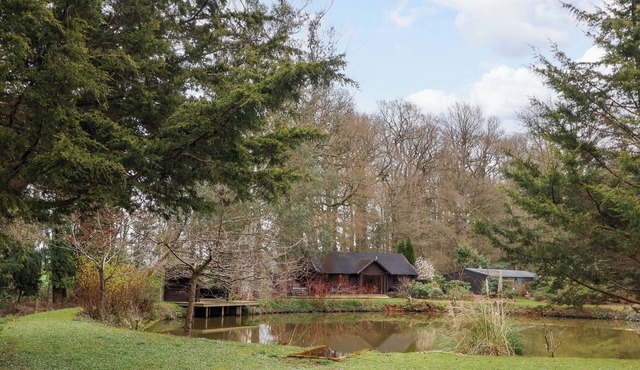 WOODPECKERS, character holiday cottage, with hot tub in Willand