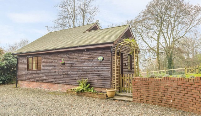WOODPECKERS COTTAGE, romantic, with open fire in Church Stretton
