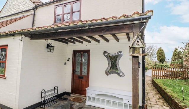 WOODPIT COTTAGE, family friendly, with pool in Watnall