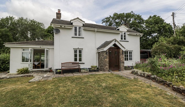 WOODS COTTAGE, pet friendly, with hot tub in Raglan