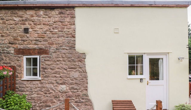 WOODS EDGE, romantic, with a garden in Mitcheldean