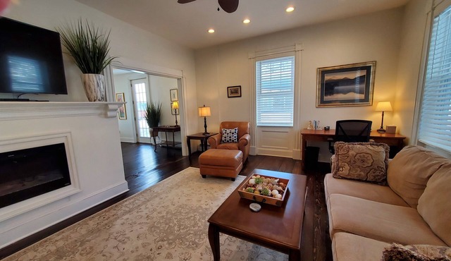 Woods Hollow - Upscale renovated home, minutes to All-Star Village