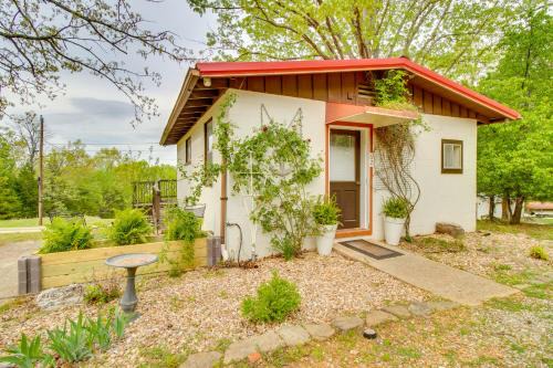 Woods Point Cottage with Deck Near Norfork Lake!