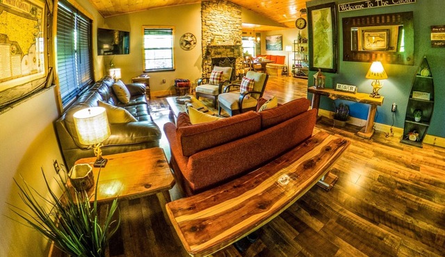 WOODS UPON A TIME: Lavish Hilltop Cabin w/Fishing Pond