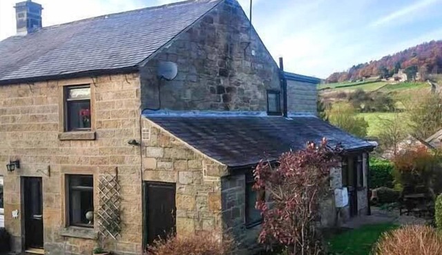 WOODS VIEW COTTAGE, pet friendly, with open fire in Tansley