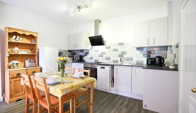 Woodside Ash hot tub & pool (sleeps 4-6)