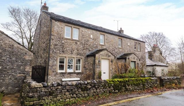 WOODSIDE COTTAGE, pet friendly, luxury holiday cottage in Malham