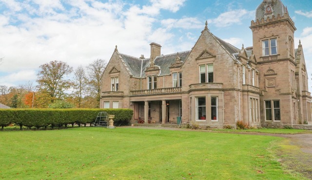 WOODSIDE HOUSE, pet friendly, character holiday cottage in Arbroath