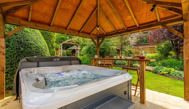 Woodside House | Stunning 7 bedroom property with a hot tub! - Norfolk Holiday Properties