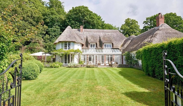 Woodside Lodge, Luxury Country Cottage with private grounds and swimming pool.