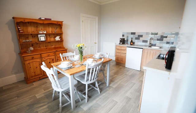 Woodside Oak hot tub & pool sleeps 4-6