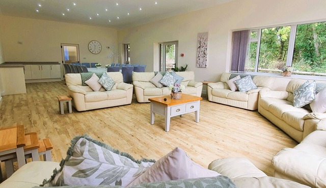 Woodside Retreat – 6 ensuite barn with 3 hot tubs, sleeps up to 18