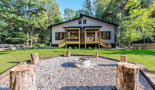 Woodside Retreat A&B:Modern Home