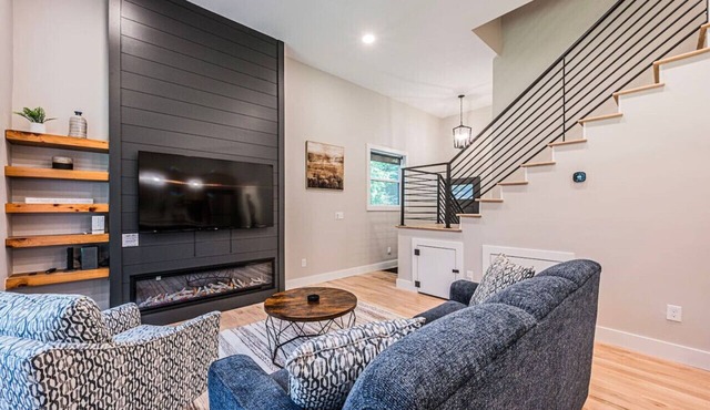 Woodside Retreat-B: Modern Home