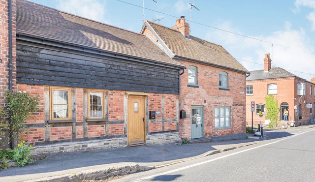 WOODSMITH BARN, romantic, character holiday cottage in Eardisland