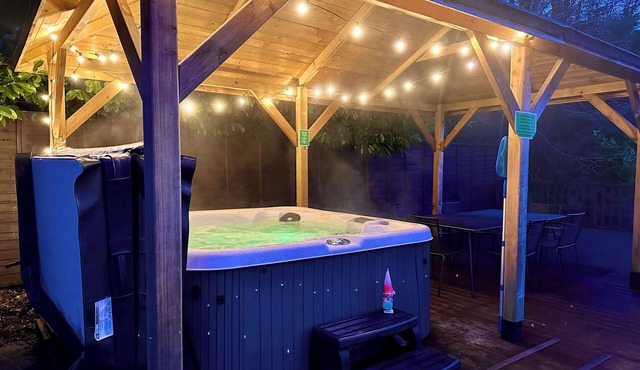 Woodsome Lodge perfect for big families and luxury pamper weekends with hot tub!