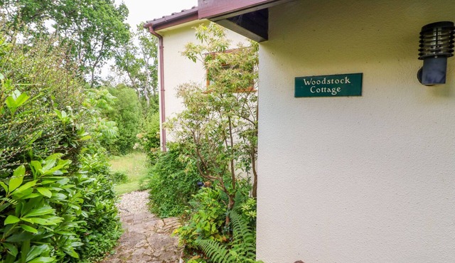 WOODSTOCK COTTAGE, pet friendly, with open fire in Chardstock, Devon