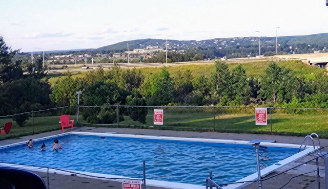 Woodstock Inn & Suites - Restaurant & Pool Exit 188