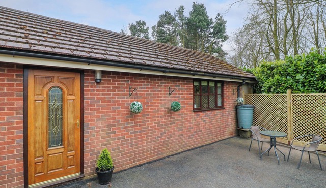 WOODSTOCK LODGE, pet friendly, with a garden in Hednesford