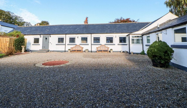 WOODSTOCK LODGE, pet friendly, character holiday cottage in Ferryhill