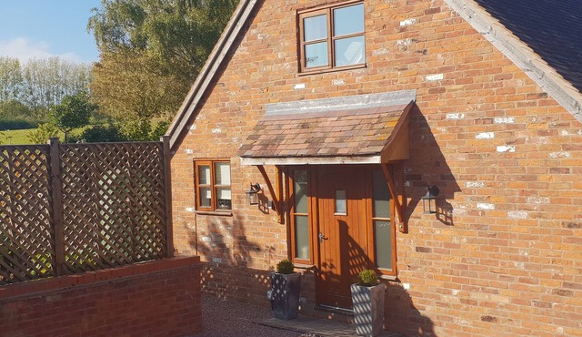 WOODSTOCK LODGE, romantic, with open fire in Suckley