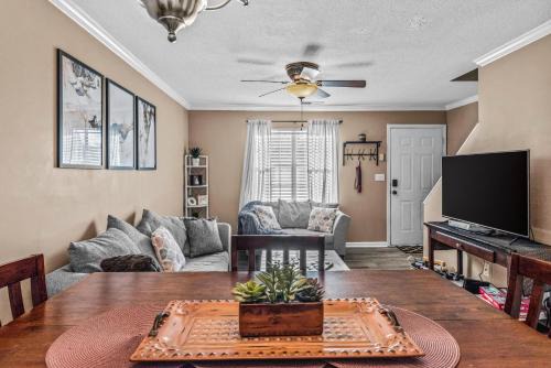 Woodstone Retreat Condo right next to UGA golf course 2475