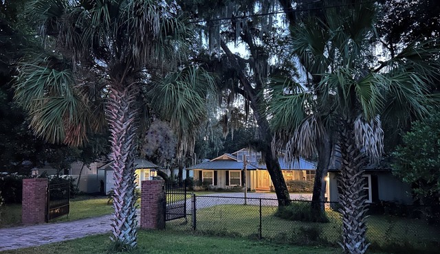 Woodsy 3-bedroom retreat on 600 acre nature preserve in Jacksonville near beach