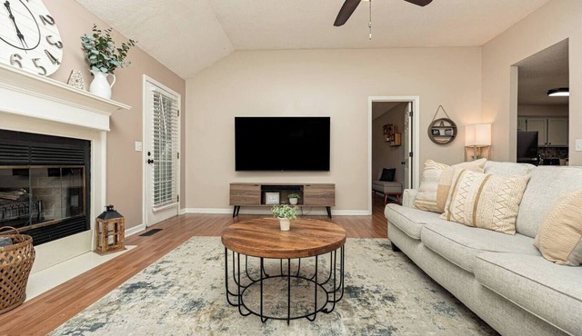 Woodsy 3BR | Monthly Discounts | Pet Friendly