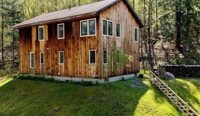Woodsy 4 bed on 10acres. Minutes to Forest Lake, hike NH. EV Charger. Pets OK!