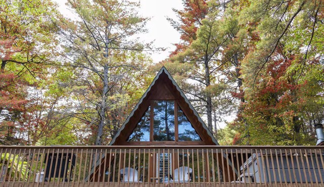 Woodsy A Frame w Hot tub and barrel sauna