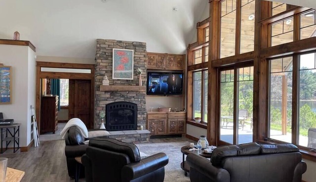 Woodsy and Private- Dream House on a 7 Acre Pond