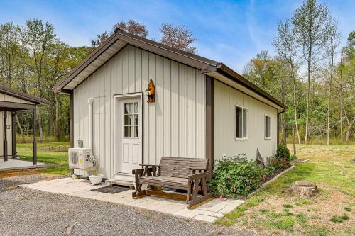 Woodsy and Secluded! Amish Country Retreat in Hartly