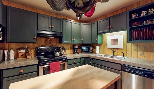 Woodsy cabin with full kitchen, fireplace, & outdoor firepit