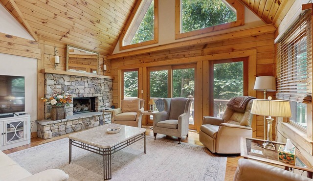 Woodsy cabin with hot tub, gas fireplace, firepit, balcony & gas grill