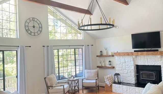 Woodsy Chic Family-Friendly Spacious Getaway