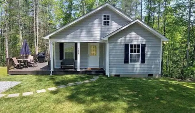 Woodsy cottage next to Lake James