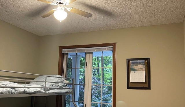 Woodsy Cottage with Hot Tub, Games Room & Wet Bar