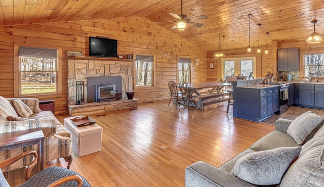 Woodsy Hideaway: 8 Mi to Henderson Falls Park!