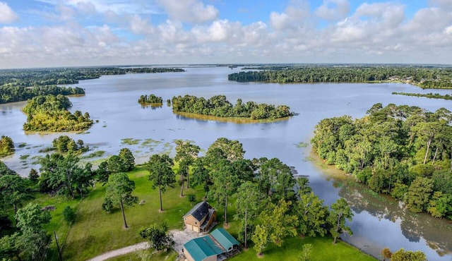 Woodsy Lakehouse Getaway