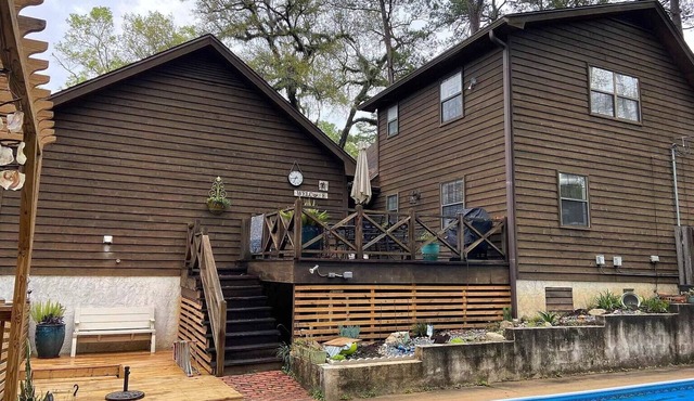 Woodsy Loft near I-10