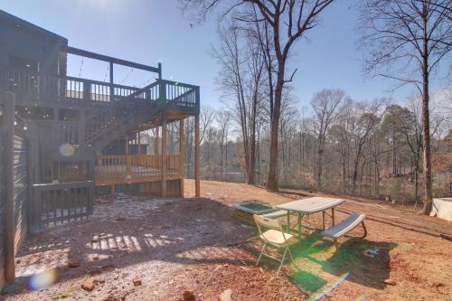 Woodsy North Georgia Mountain Hideaway with Fire Pit