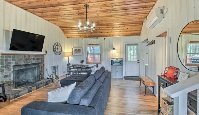 Woodsy Pinetop Cabin w/Deck & Separate Casita