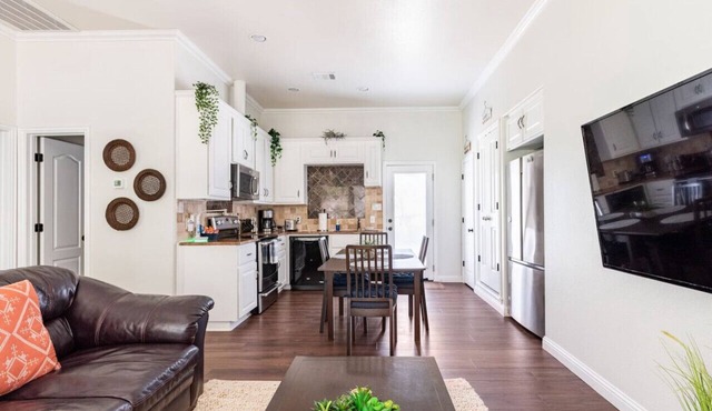 Woodsy Retreat Private 2BD/1BA Covered Parking