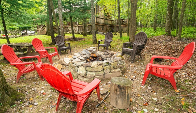 Woodsy Retreat w/Skylights & Soaking Tub
