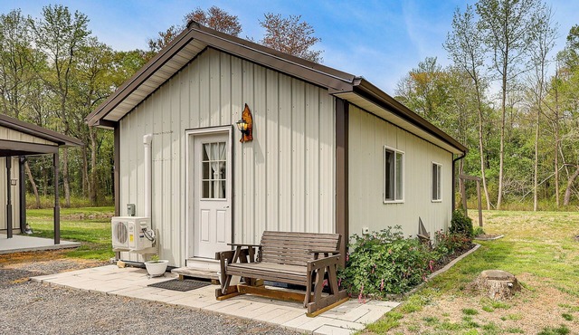 Woodsy + Secluded! Amish Country Retreat in Hartly