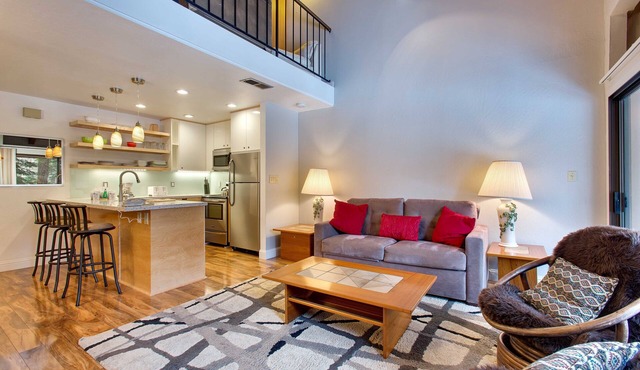 Woodsy Suite: 1 BR, 1.5 BA Townhouse in Carnelian Bay, Sleeps 4