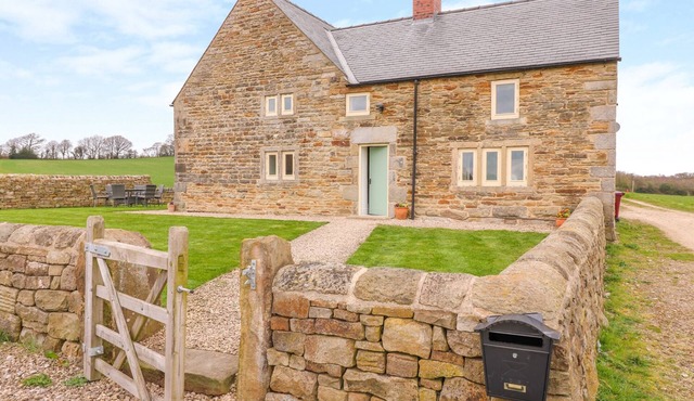 WOODTHORPE CRUCK COTTAGE, family friendly, with hot tub in Clay Cross