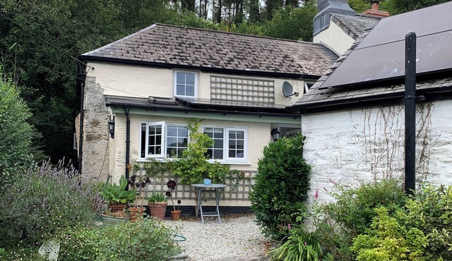 WOODVIEW, pet friendly, character holiday cottage in Looe